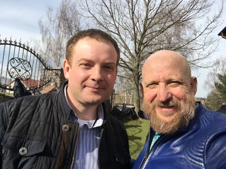 Pastor Konstantin (left) with Igor Grishajev, GLOMOS leader (right)