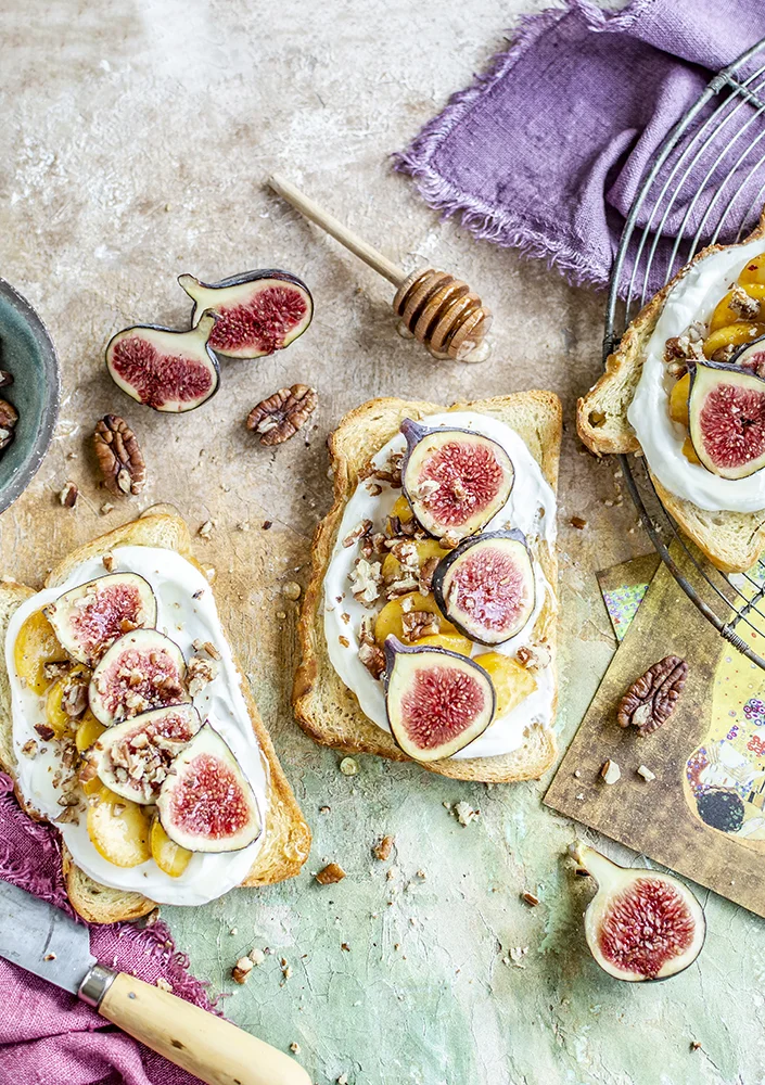 toast with figs peach and yoghurt12.jpg