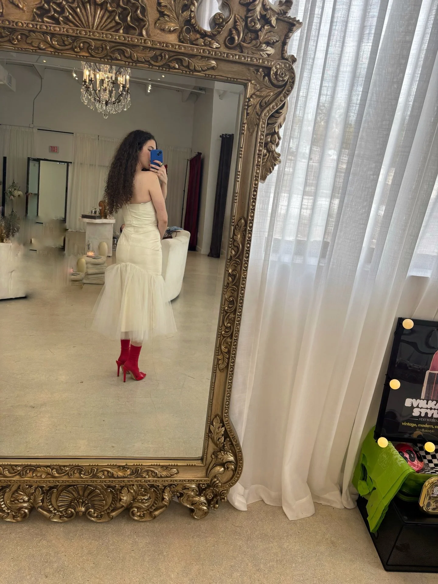 I love love 💘 had a very low-key Valentines Day ( my fave way to celebrate ) &mdash; flowers &amp; love letters 🌹💌
stopped by the @thecollectivestudio.mia closet sale &amp; found this dress sourced by @evilkatzstyle 😍 I tried it on and it fit lik