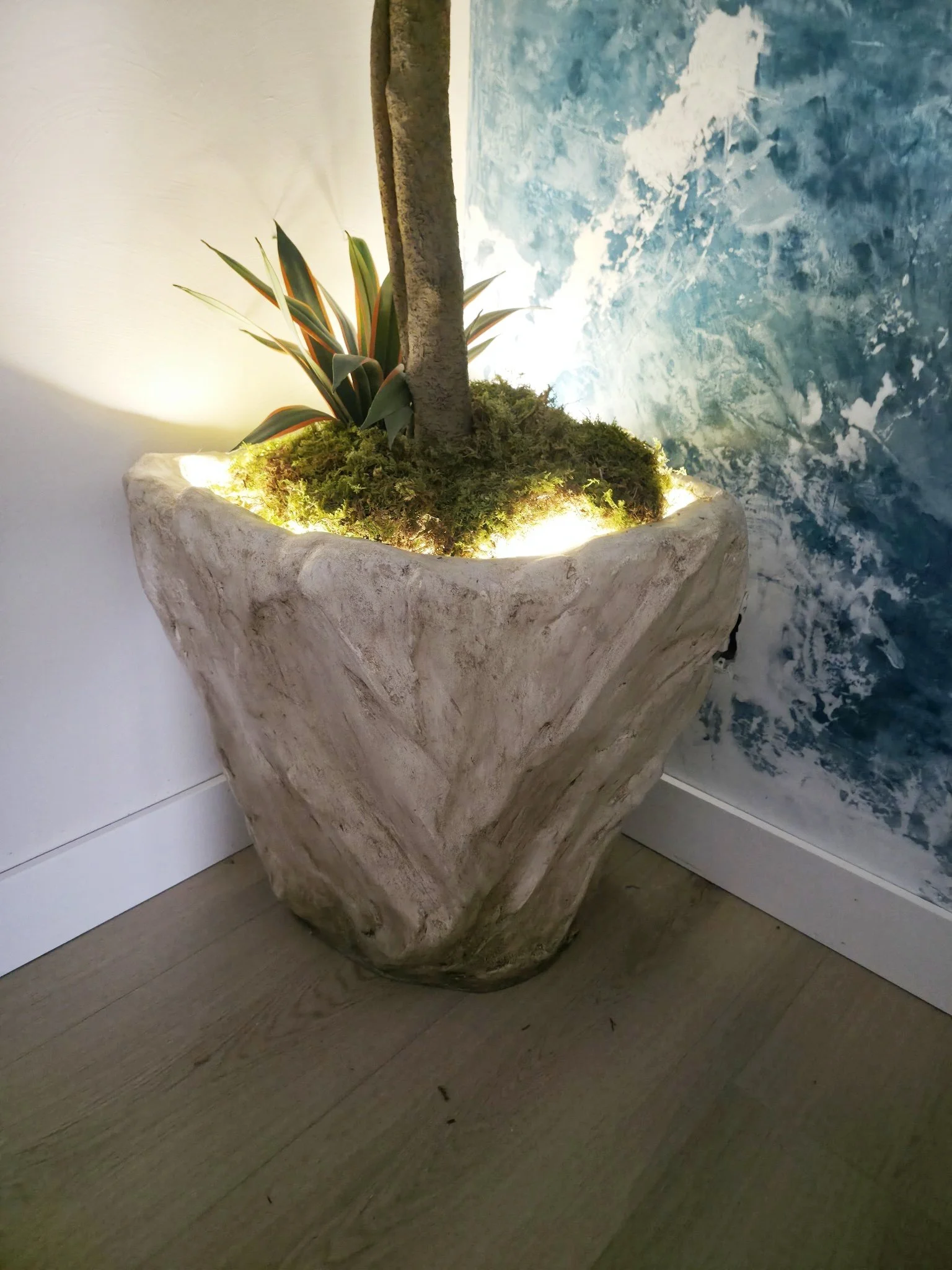  Coordinating bespoke corner vase 