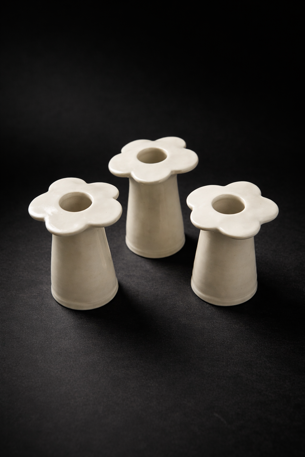 Delicate ceramic flower vases__endoftext__.png