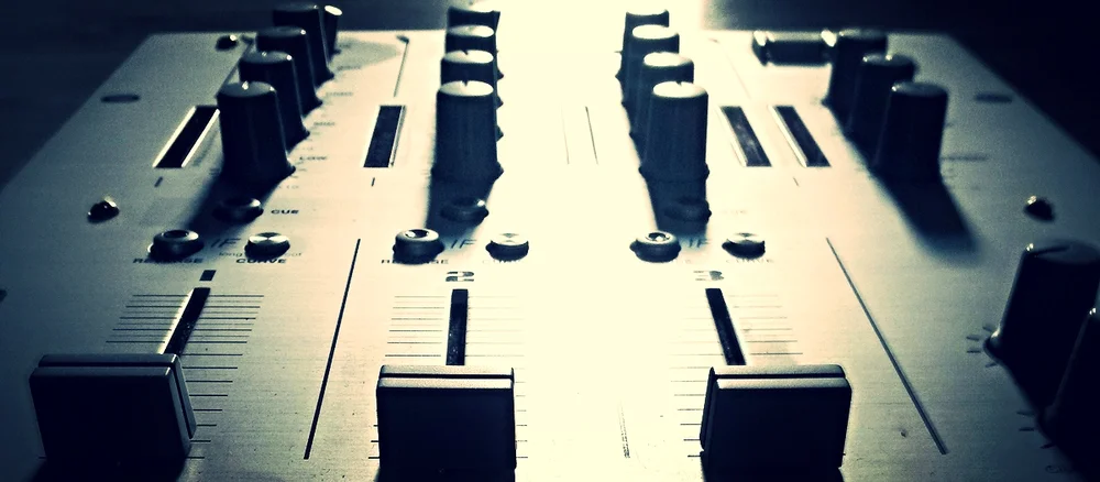 DJ-mixer en studio — de muziekcontracten
