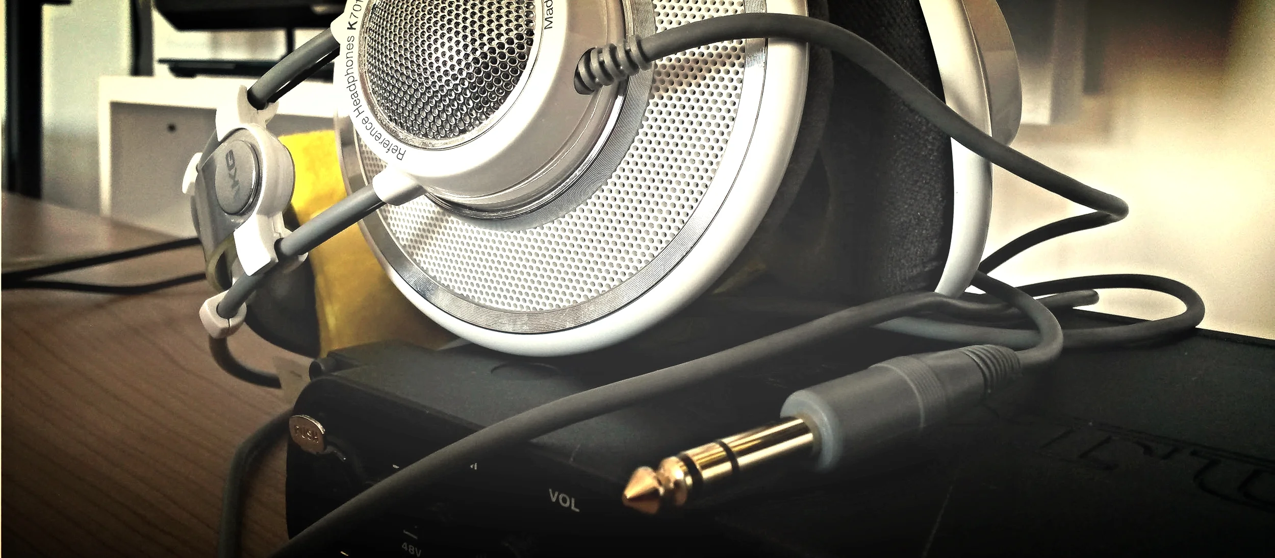 Niet vergeten: merknaam of logo van het label registreren bij het BBIE / BOIP te Den Haag