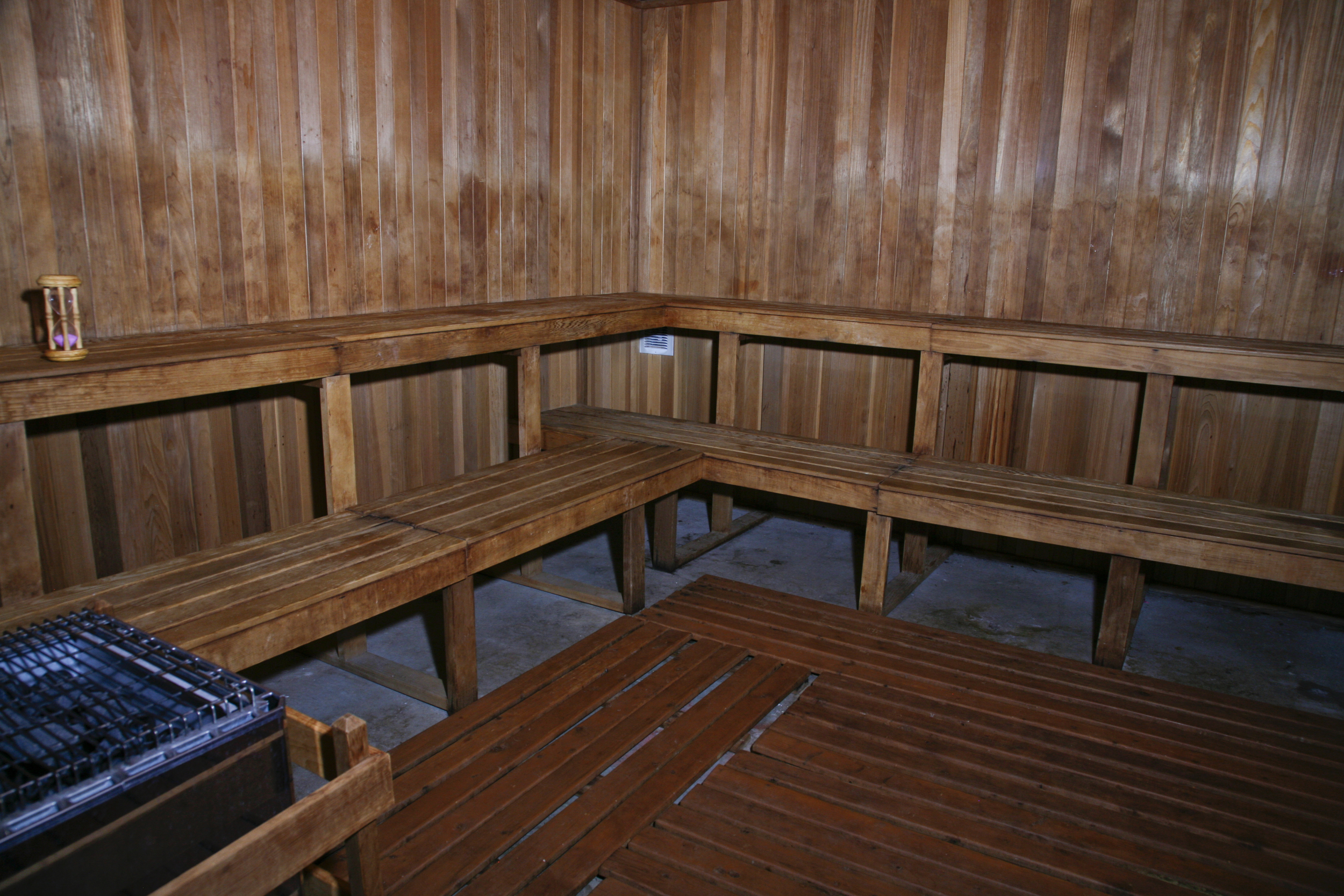 Dry Sauna Dry saunas have been used for centuries around the world to improve circulation, metabolism, and relieve sore joints.