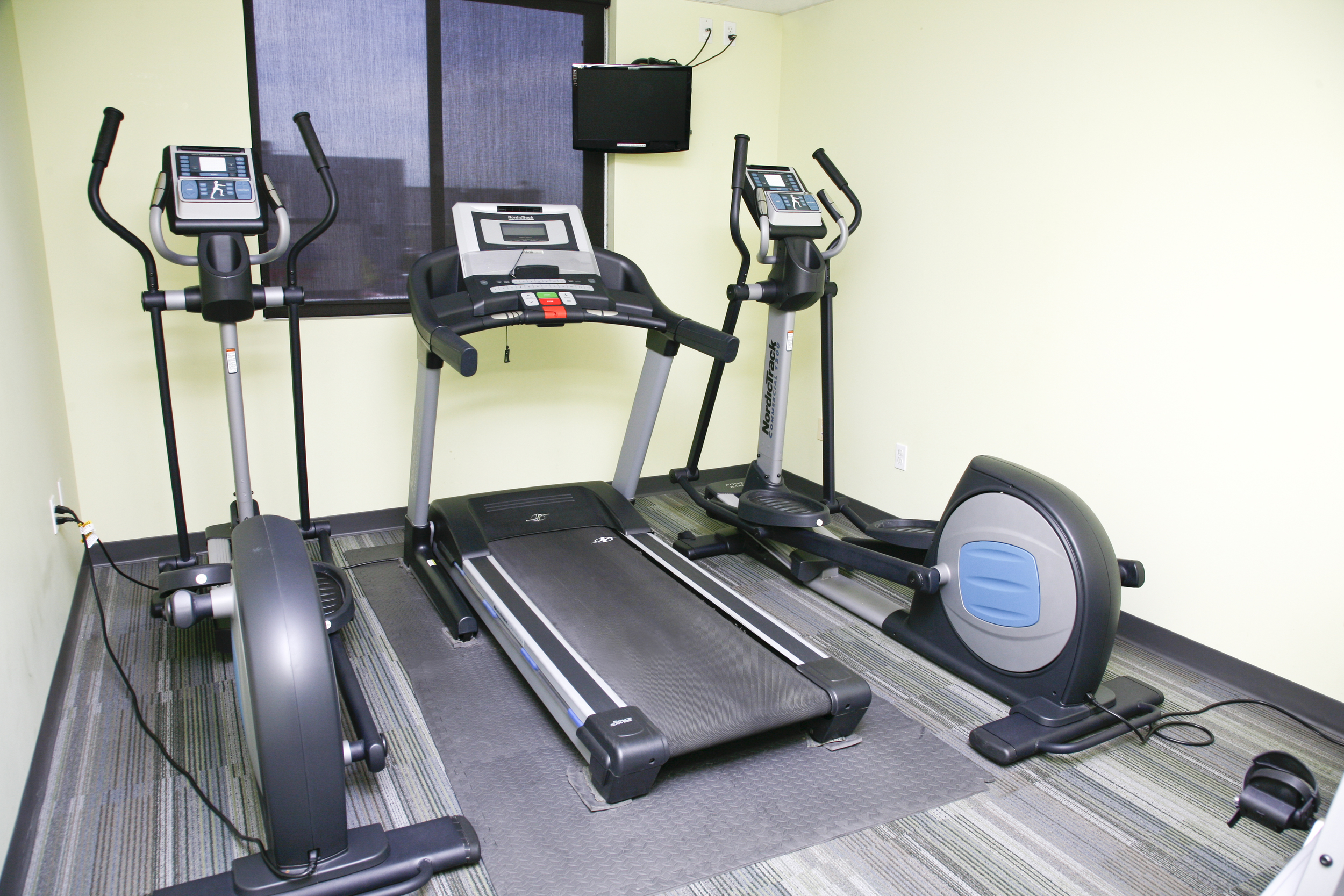 Exercise Room Palace Spa has a small exercise room for those who want to keep up their cardio health. Please bring athletic shoes to use equipment.