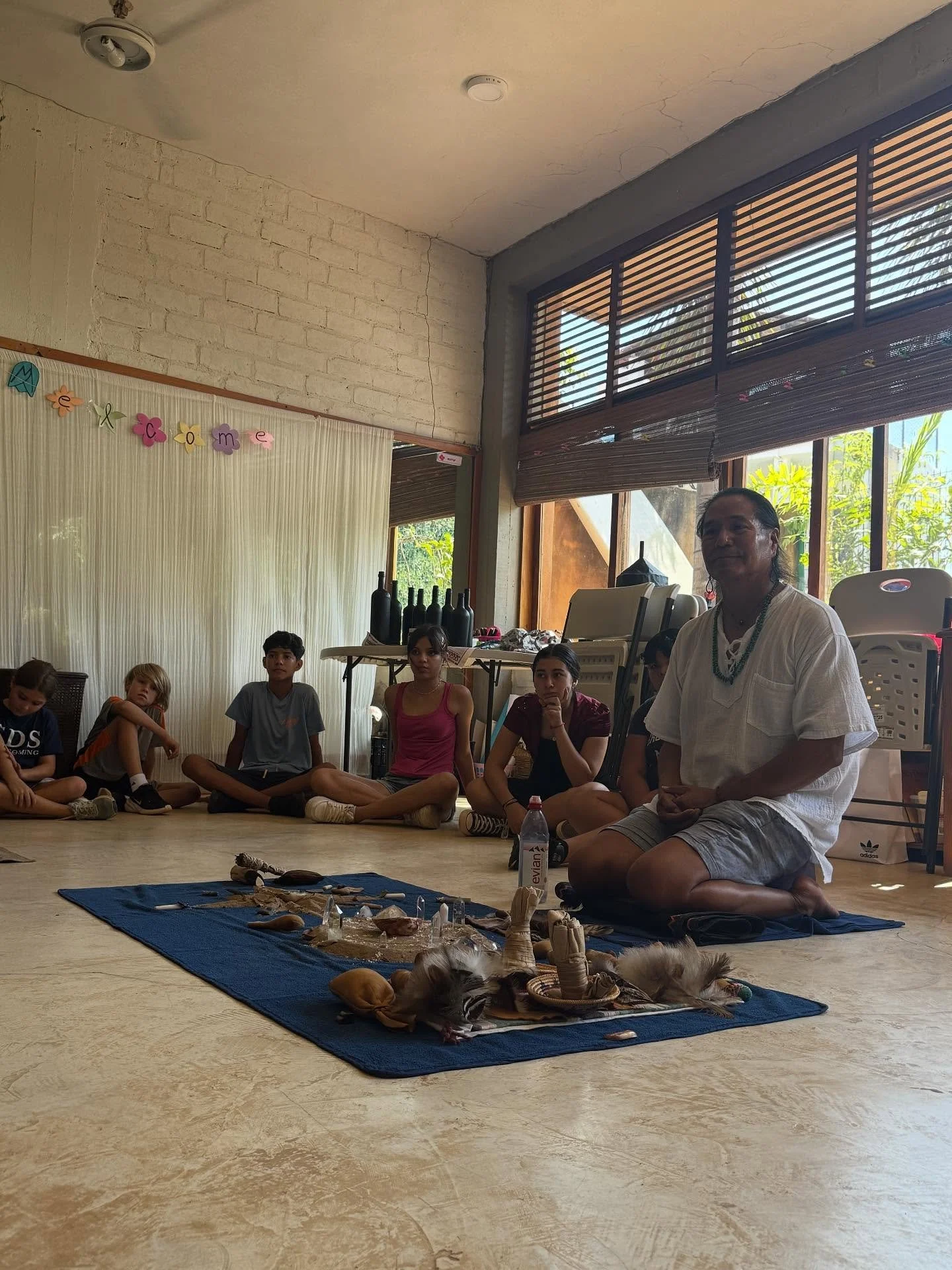 Nos encanta recibir visitas como la de Darryl, quien nos vino a ense&ntilde;ar sobre la cultura Navajo Din&eacute; y lo que aprendi&oacute; de su abuela acerca de la medicina ancestral. 🌞✨Aprendimos sobre otra forma de ver la vida, sus tradiciones, 