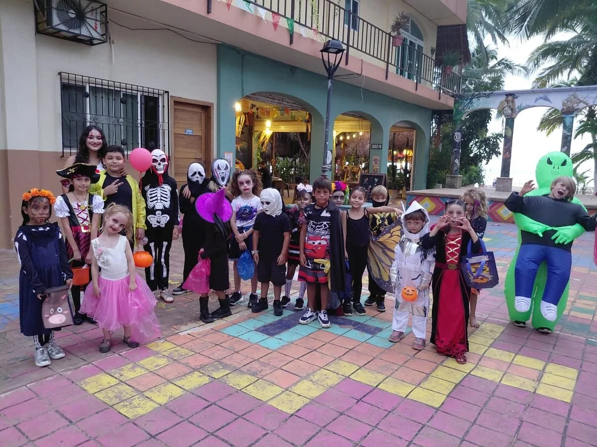 🎃 &iexcl;Gracias por un Halloween inolvidable! 👻
Gracias a toda la comunidad por hacer de este Halloween una noche tan especial.
Empezamos con un divertido trick or treating por lugares de nuestra comunidad como Casa Luquin, Chac Mool, Surfers Pizz