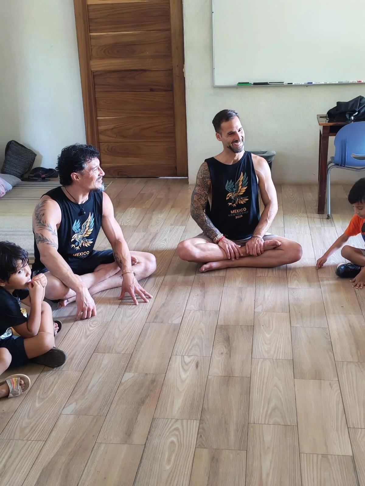 Tuvimos la visita de nuestros amigos Felipe @pipe.roco y Santiago @santyisola de Animal Flow @animalflowofficial , quienes vinieron a compartir un momento de movimiento y meditaci&oacute;n con nuestros alumnos de primero a tercero de primaria.
&iexcl