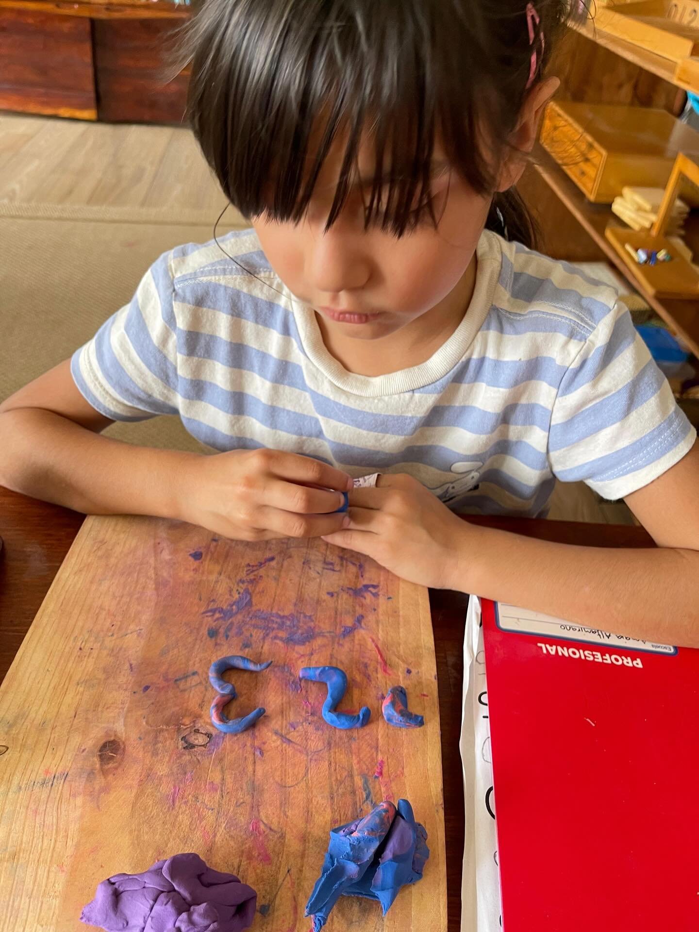 En nuestras clases de matem&aacute;ticas, adem&aacute;s del modelo CIME, realizamos actividades constructivistas y divertidas que ayudan a nuestros peque&ntilde;os a aprender jugando. 🧮✨
&iexcl;Nos encanta verlos descubrir el mundo de los n&uacute;m