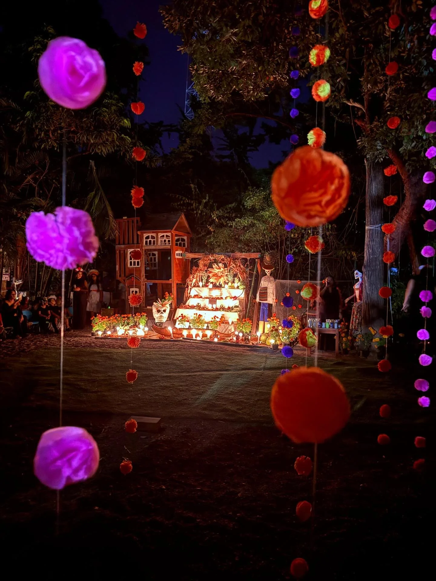 Se vivi&oacute; una noche verdaderamente m&aacute;gica llena de amor y recuerdos.
Nuestro Festival de Vida y Muerte fue todo un &eacute;xito: arte, convivencia, baile y much&iacute;simo coraz&oacute;n.
La escuela luci&oacute; espectacular gracias a t