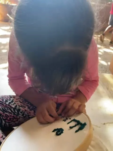 Nuestros asombrosos alumnos de preescolar en su clase de lectoescritura 📖✨
En una divertida lecci&oacute;n aprendiendo los sonidos de las vocales, su forma y trabajando la motricidad fina.
&iexcl;Qu&eacute; hermoso trabajo hicieron! 🌟👏

Our amazin