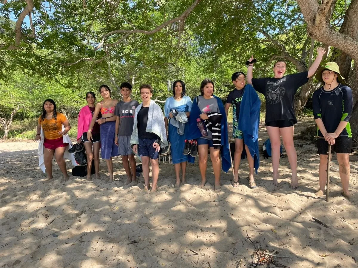 🌿✨ Conexi&oacute;n, naturaleza y comunidad ✨🌿
Nuestros alumnos de secundaria emprendieron un hike a Las Cuevas, donde no faltaron las risas, el sol, la diversi&oacute;n y, sobre todo, la conexi&oacute;n entre ellos. En nuestra escuela creemos que e