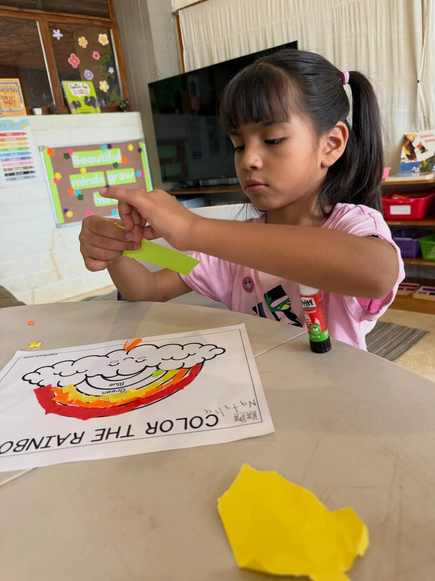 ✂️ Peque&ntilde;as manos, grandes aprendizajes
El rasgado de papel fortalece la psicomotricidad fina, la coordinaci&oacute;n y la fuerza en los dedos, preparando a los ni&ntilde;os para habilidades como la escritura y la autonom&iacute;a.
En nuestra 