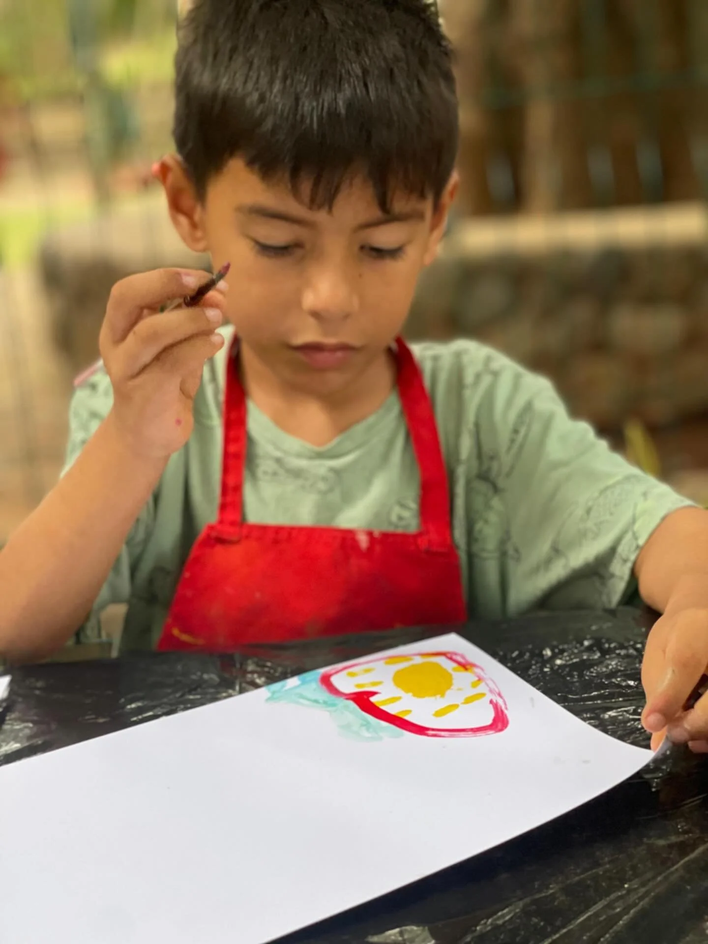✨ La creatividad en todo su esplendor ✨ Nuestros alumnos de 1&ordm; de primaria disfrutan el arte al aire libre, donde el sol, la brisa y la naturaleza se convierten en parte de la inspiraci&oacute;n. 🎨🌿 Crear en conexi&oacute;n con el entorno fort
