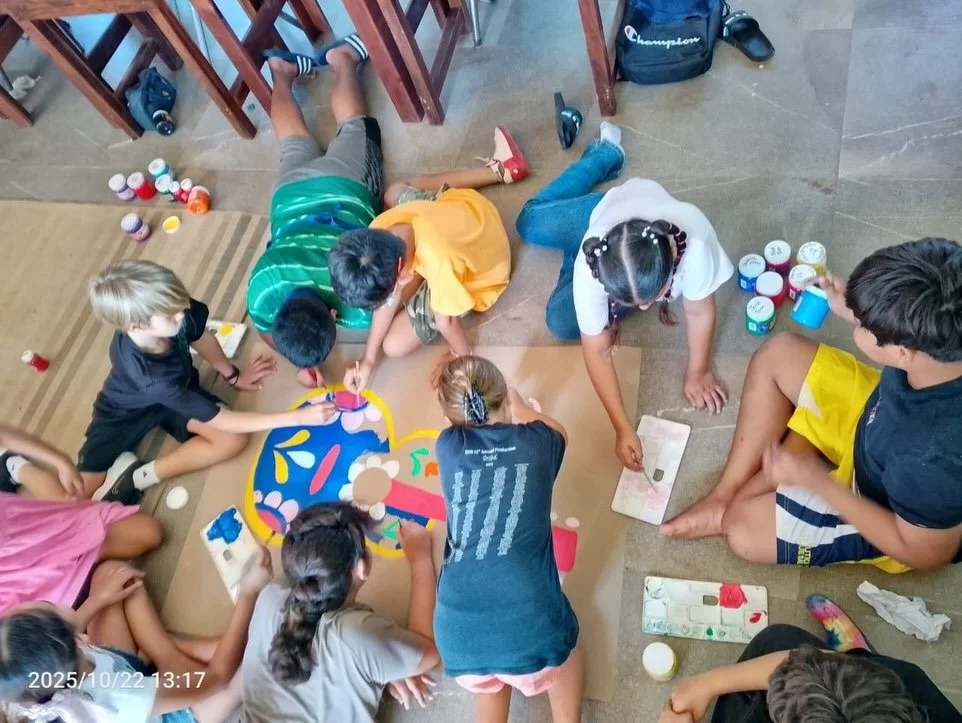 🎨✨ En la clase de arte, nuestros alumnos de 5&deg; y 6&deg; no solo crean dibujos hermosos, tambi&eacute;n practican algo igual de importante: el trabajo en equipo. Ideas compartidas, creatividad al m&aacute;ximo y mucho apoyo entre compa&ntilde;ero