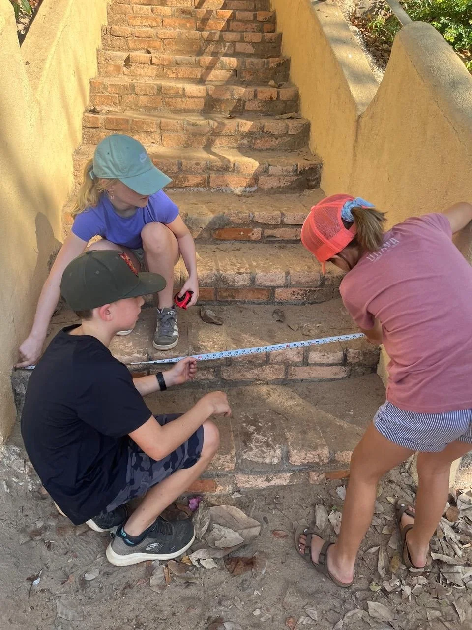 Nuestros alumnos de 5&ordm; y 6&ordm; grado salieron a nuestra hermosa comunidad para poner en pr&aacute;ctica sus conocimientos de per&iacute;metro y &aacute;rea. Midieron, observaron y aplicaron lo aprendido en clase en espacios reales de Chacala. 