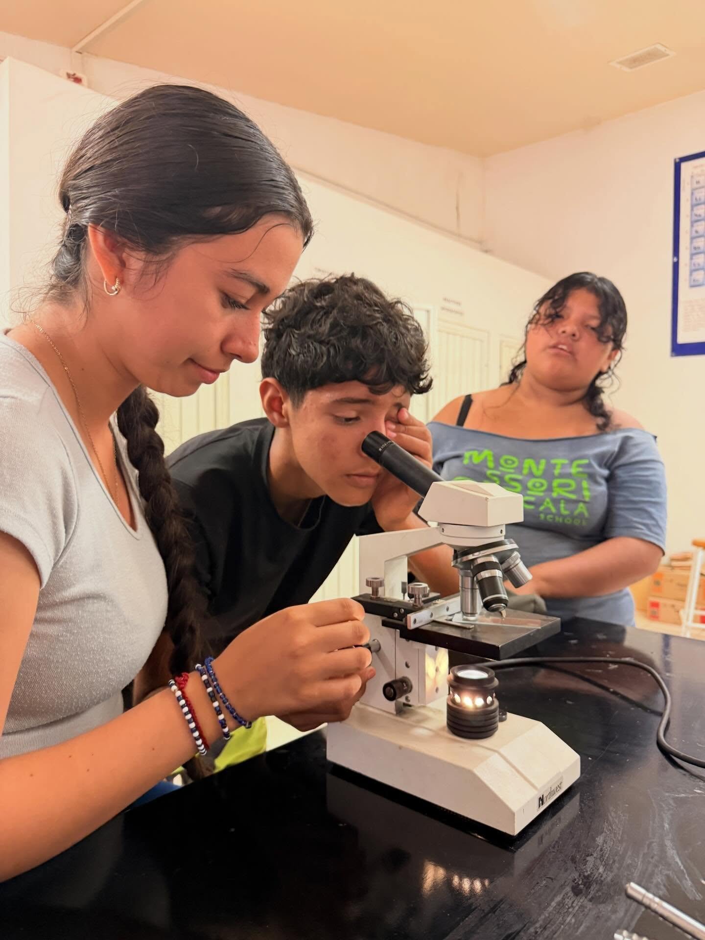 Nuestros alumnos de secundaria vivieron una experiencia incre&iacute;ble en el laboratorio de la Prepa 20 de Las Varas 🧪💧 Durante su visita, investigaron sobre el agua de Chacala y aprendieron acerca de par&aacute;sitos y bacterias. Agradecemos muc