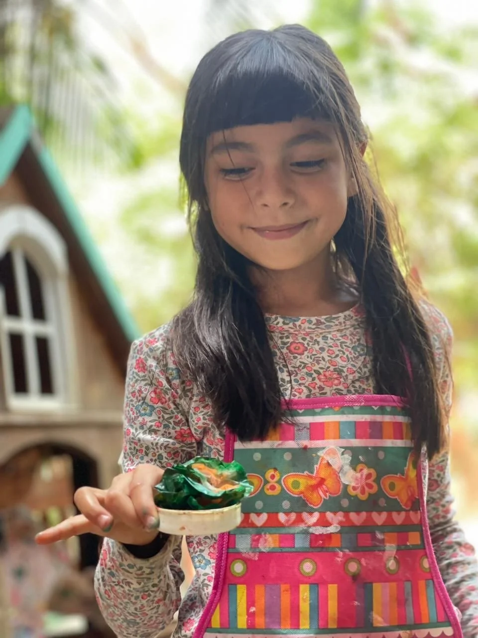 🎨🌿 En nuestra clase de arte exploramos la creatividad de una forma muy especial: utilizando tinturas naturales elaboradas por nuestros propios alumnos. A trav&eacute;s de este proceso, aprendimos sobre los colores que nos ofrece la naturaleza, expe