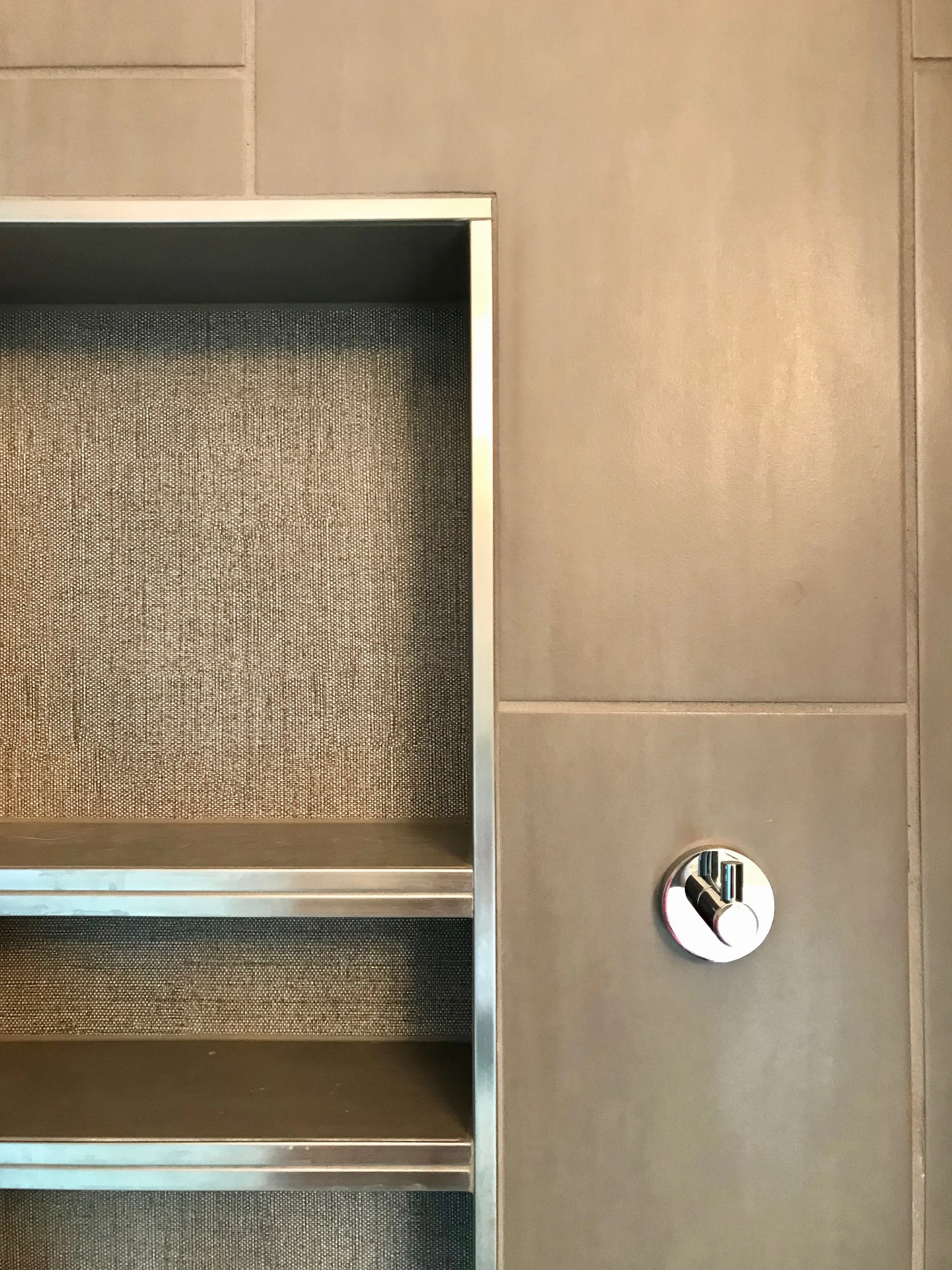 Close up on the niche, with a Schluter edge detail