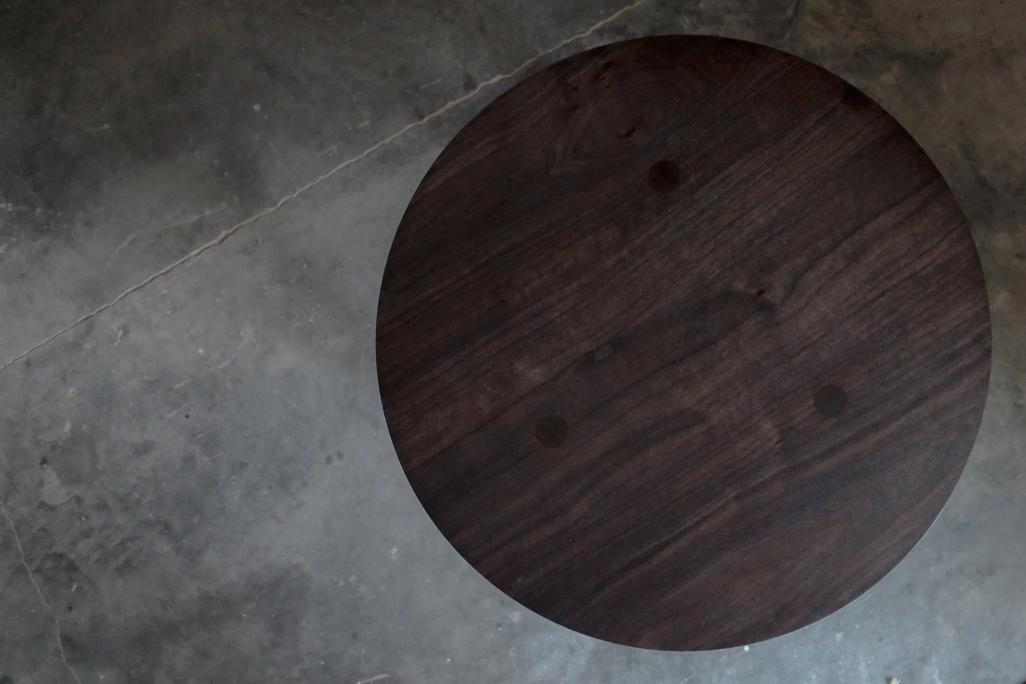 Three_Legged_Table_07.jpg