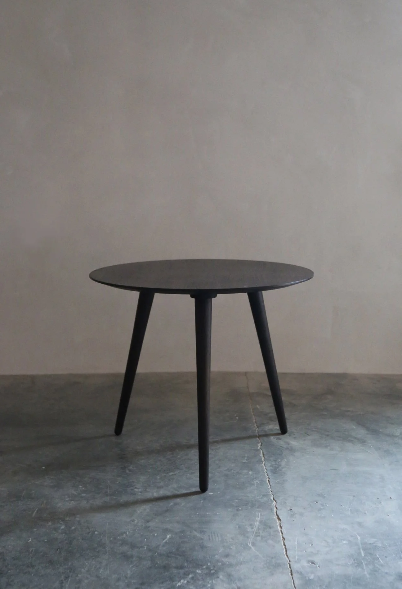 Three_Legged_Table_09.jpg