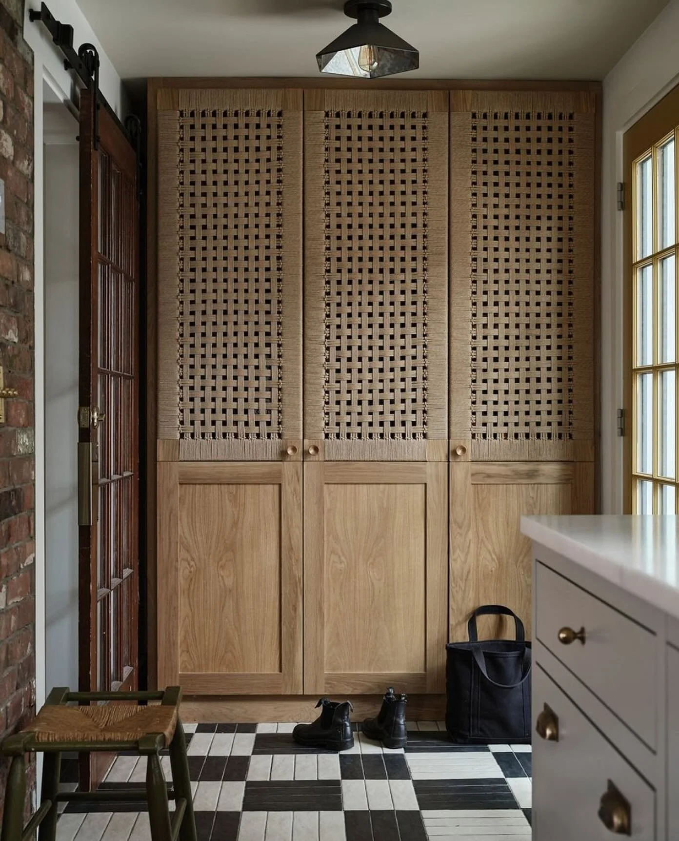 Custom woven &ldquo;cow hitch&rdquo; doors for @meghanshadrickinteriors Arlington Dutch Revival project. Always a pleasure seeing these special custom pieces in place!

photo 📸: @erinlittlephoto