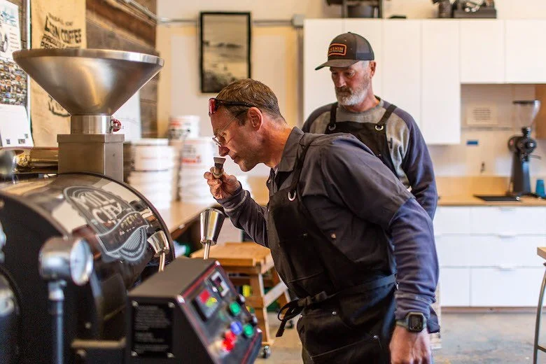 @cashincoffeeroasters isn&rsquo;t about an education, just a good product for all to enjoy. grateful to have profiled them for @edibleeastend&rsquo;s summer issue. read all about it with the link in my bio. 📷 @lindsaymorrisphoto, 🖍 @meghanharlowkor