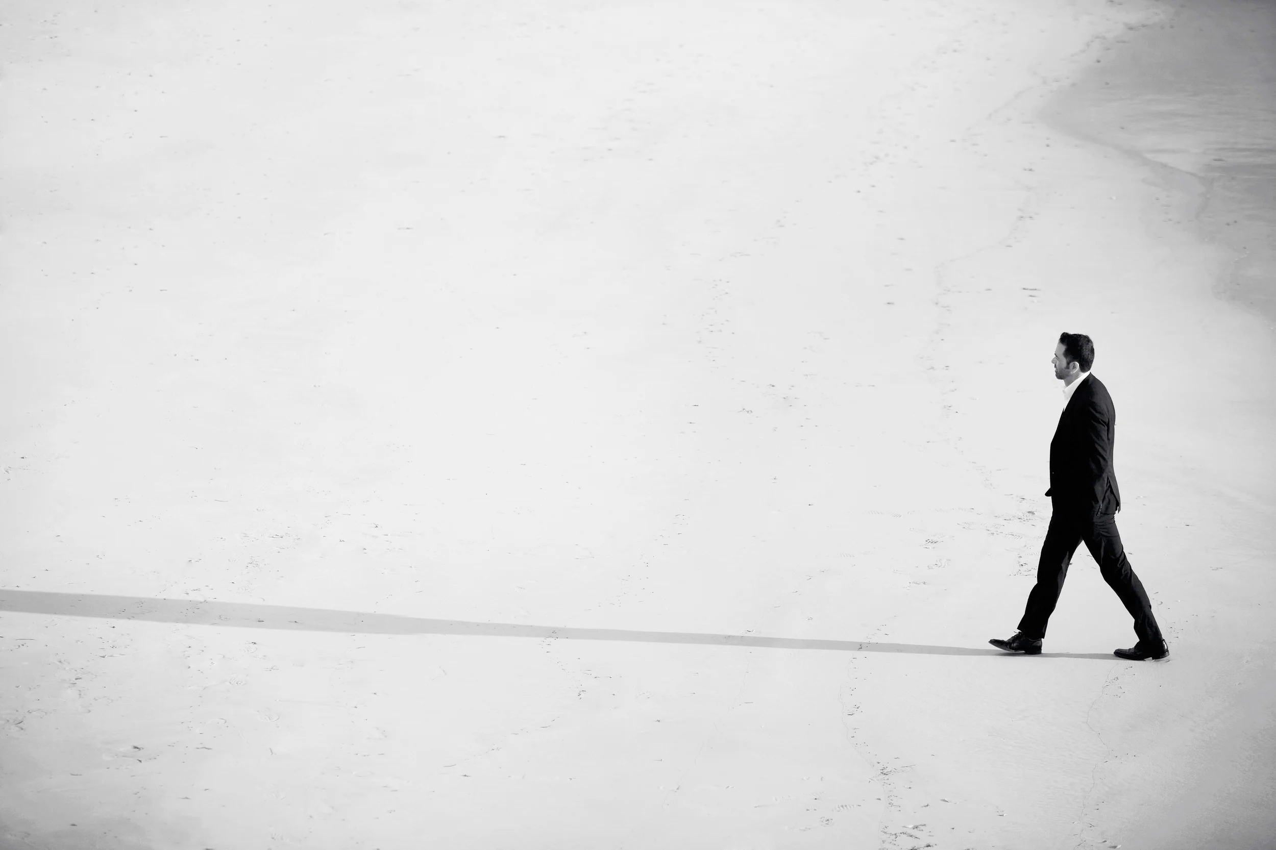 Jorge on the beach, heading to that important meeting after deciding he didn't want to swim in his suit after all