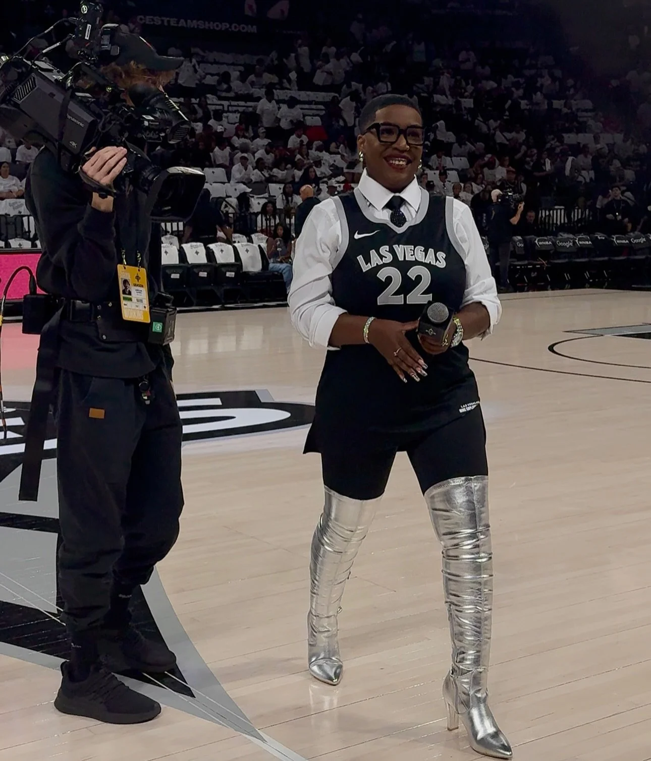 🎤 Still coming down from the nerves and excitement of singing the National Anthem for the WNBA playoffs 🙌🏾🔥 Hardest song in history but when you practice well, you do well and I love a challenge. Let&rsquo;s take it all the way Aces!

Huge thank 