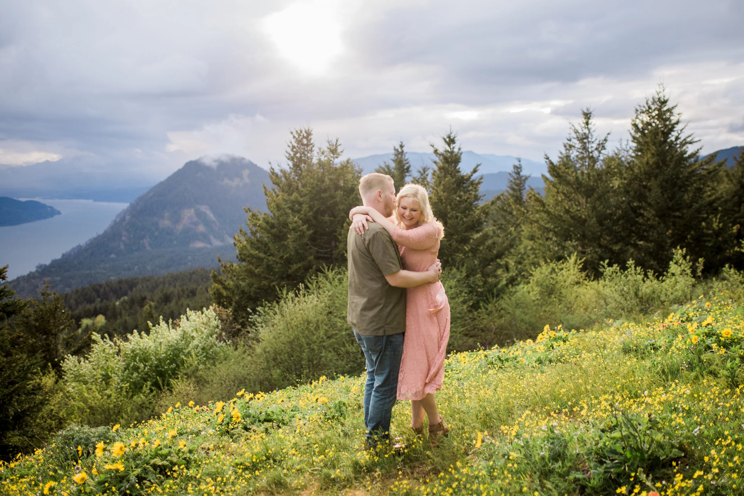 dog mountain engagement session cook washington valentia productions weddings