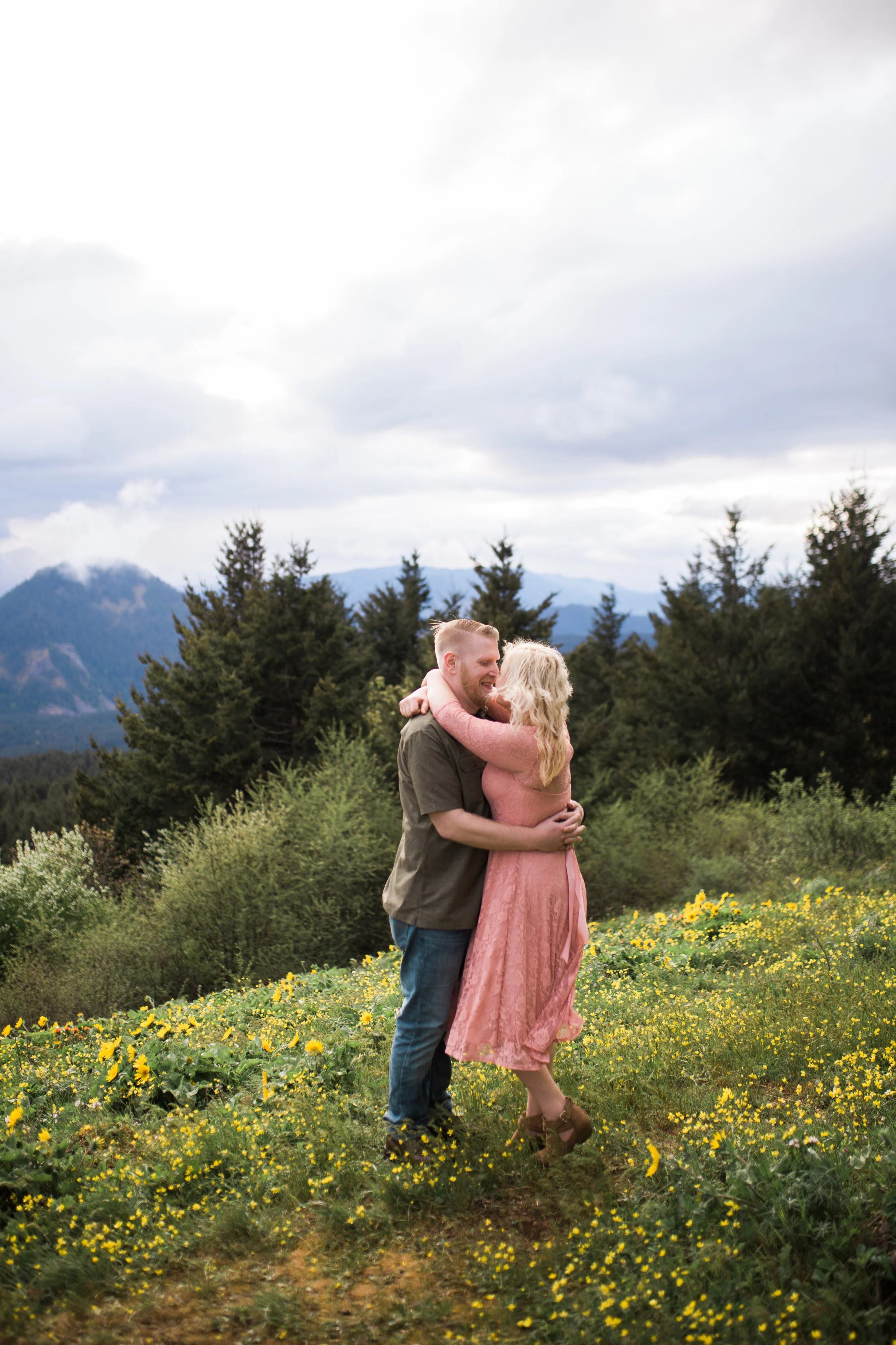dog mountain engagement session cook washington valentia productions weddings