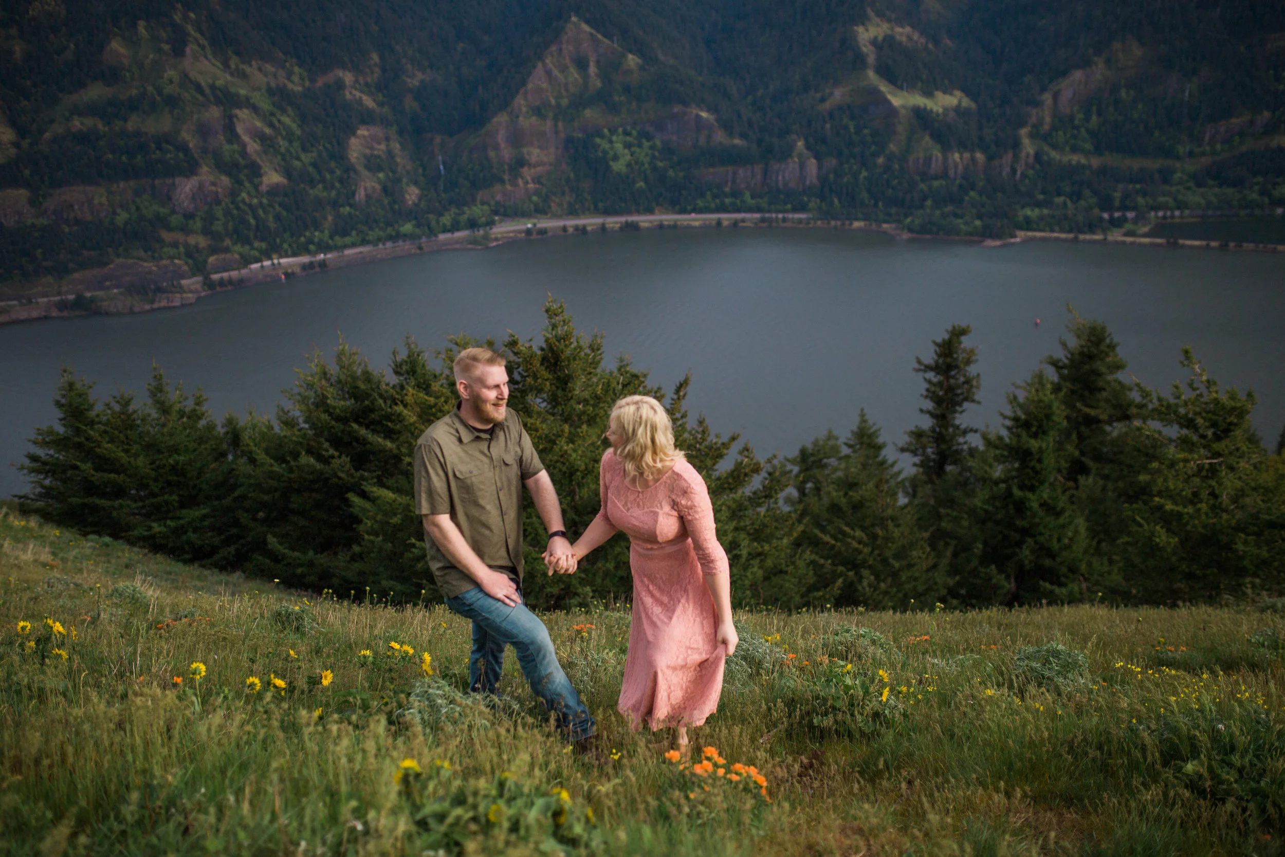 dog mountain engagement session cook washington valentia productions weddings