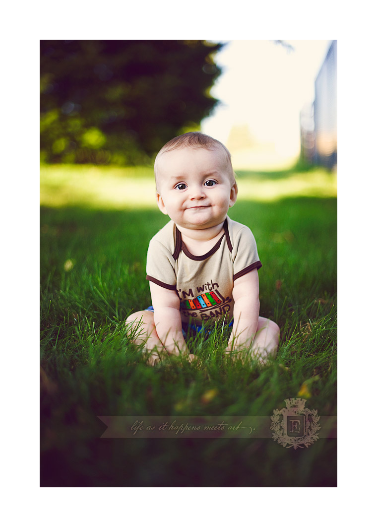 baby-sitting-in-the-grass-baby-photographer.jpg