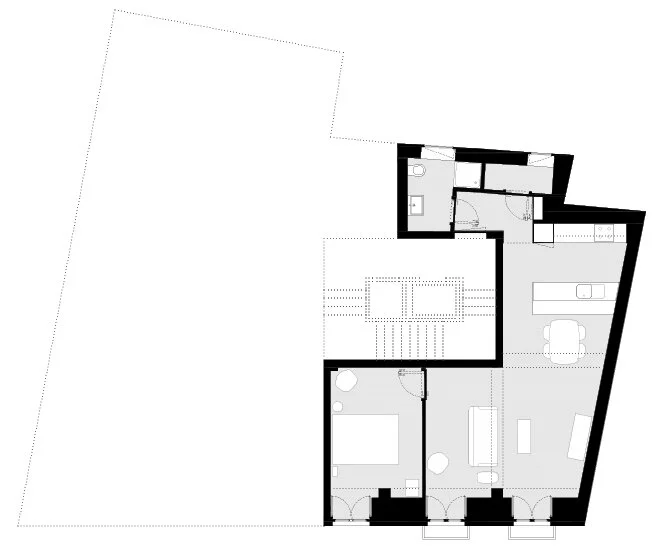 Remodelação de um Apartamento na Rua da Rosa, Bairro Alto.  O apartamento está situado num antigo Palacete cujo interior foi demolido nos anos 80, restando apenas a fachada principal. Esta intervenção modificou profundamente o caracter original do edifício, passando a ter uma tipologia de esquerdo/direito em open space, com o núcleo de circulação ao centro. A estrutura de madeira foi substituída por uma estrutura de pilares e vigas de betão. O pé direito foi reduzido ao mínimo regulamentar.  Como estratégia de projeto decidiu-se aceitar a condição do edifício existente. Para tal assumiu-se a estrutura saliente, pintando-a de branco e retirou-se o pavimento, deixando a laje de betão à vista.  O programa correspondia a um apartamento para aluguer de curta duração onde o desafio passava pela organização dos espaços essenciais adaptados ao tipo de uso pretendido, tirando o maior proveito da orientação solar e da relação do espaço com o exterior. Para tal, optou-se pela localização das áreas técnicas no interior do apartamento, viradas para o saguão. A zona social desenvolve-se através de uma grande zona de estar, com a cozinha integrada, no espaço mais nobre da casa, virado para a rua principal e onde existem duas grandes janelas de sacada. O quarto é contiguo à sala tirando desta forma também ele proveito de uma boa iluminação e ventilação natural.  Localização: Lisboa  Programa: Remodelação de Apartamento, 70 m2  Estado do Projecto: Construído.  Data: 2015/2017  Cliente: T&amp;R Lda  Arquitectura: Mafalda Ribeiro Ambrósio e João Gomes Leitão  Ambientes: Mafalda Ribeiro Ambrósio  Engenharias: Trust, Fraústo &amp; Cª  Constructora: FV Construções 