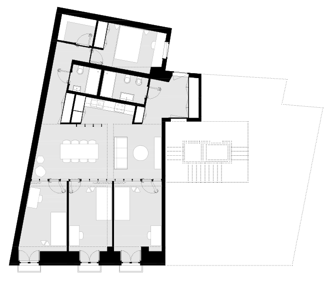  Remodelação de um Apartamento na Rua da Rosa, Bairro Alto.  O apartamento está situado num antigo Palacete cujo interior foi demolido nos anos 80, restando apenas a fachada principal. Esta intervenção modificou profundamente o caracter original do edifício, passando a ter uma tipologia de esquerdo/direito em open space, com o núcleo de circulação ao centro. A estrutura de madeira foi substituída por uma estrutura de pilares e vigas de betão. O pé direito foi reduzido ao mínimo regulamentar.  Como estratégia de projeto decidiu-se aceitar a condição do edifício existente. Para tal assumiu-se a estrutura saliente, pintando-a de branco e retirou-se o pavimento, deixando a laje de betão à vista.  O programa correspondia a um apartamento para o aluguer de quartos a estudantes onde o desafio passava pela organização dos espaços essenciais adaptados ao tipo de uso pretendido, tirando o maior proveito da orientação solar e da relação do espaço com o exterior. Para tal, foi posicionado no centro do espaço um volume funcional que albergasse as instalações sanitárias e a cozinha. Em seguida, e através da colocação de uma divisória em policarbonato, criou-se um espaço de uso comum, esta área é bastante ampla divide-se em zona de estar e zona de jantar. Desta forma, conseguiu-se dar preferência a que cada quarto tivesse uma janela para o exterior. Este núcleo central permitiu também a criação de um outro quatro que dá para o saguão.  Localização: Lisboa  Programa: Remodelação de Apartamento, 125 m2  Estado do Projecto: Construído.  Data: 2015/2017  Cliente: T&amp;R Lda  Arquitectura: Mafalda Ribeiro Ambrósio e João Gomes Leitão  Ambientes: Mafalda Ribeiro Ambrósio  Engenharias: Trust, Fraústo &amp; Cª  Constructora: FV Construções 