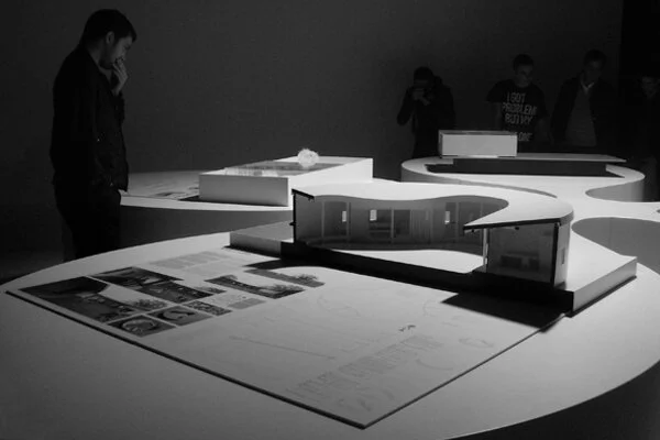    Concurso para Uma Casa em Luanda: Pátio e Pavilhão  Finalista - Seleccionado para Exposição e Catálogo  Data: 2010  Cliente: Trienal de Arquitectura de Lisboa - Falemos de Casas  Arquitectura: Mafalda Ribeiro Ambrósio e João Gomes Leitão  Colaboradores: Manuela Cardial 