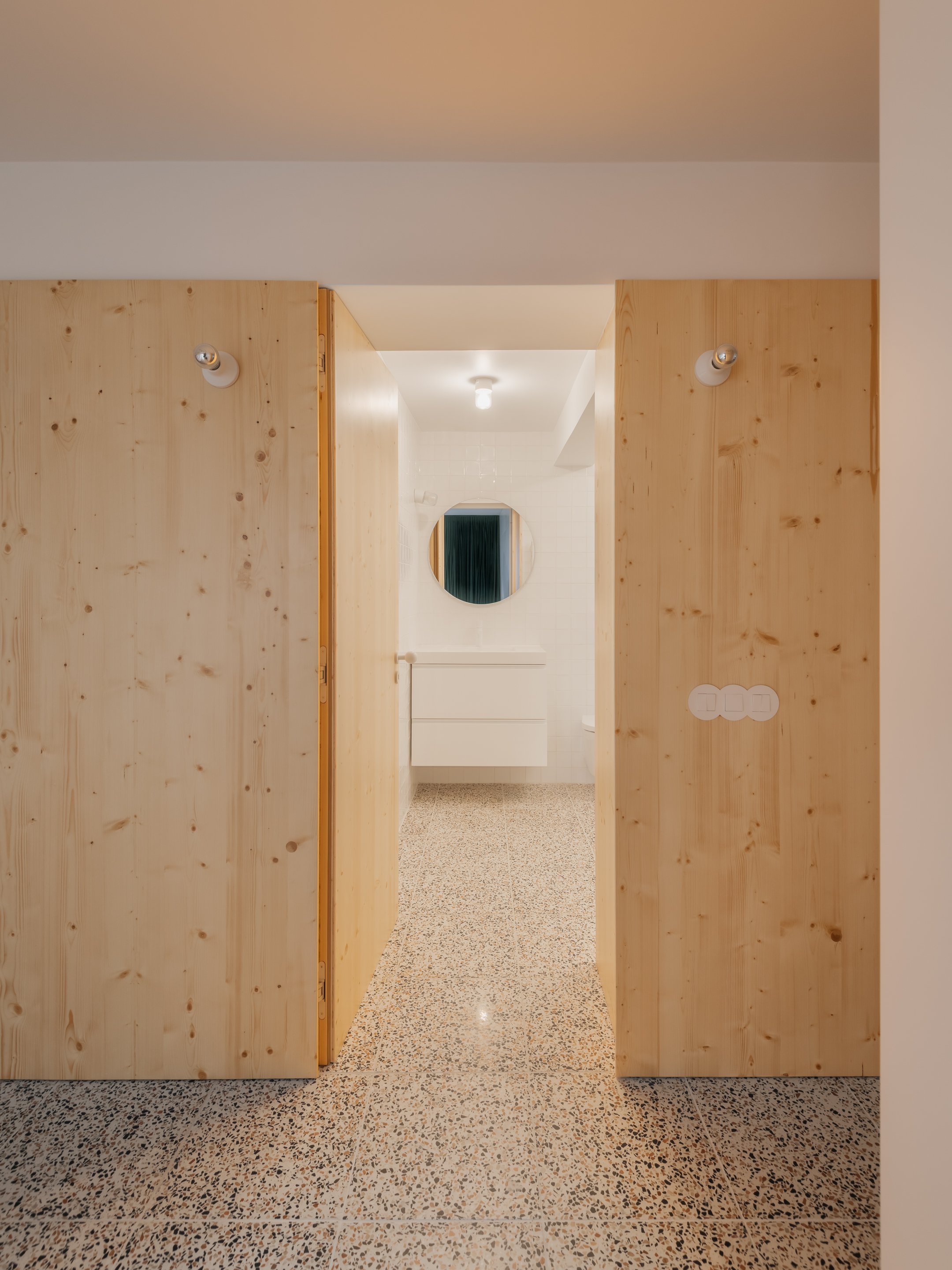  ………………………………………………………………………………………………………………………………………………….  Transformação de um Escritório em Apartamento na Rua Manuela Porto  Localização: Lisboa  Programa: Apartamento, 140 m2  Estado do Projecto: Construído  Data: 2023/2025  Cliente: Privado  Arqu