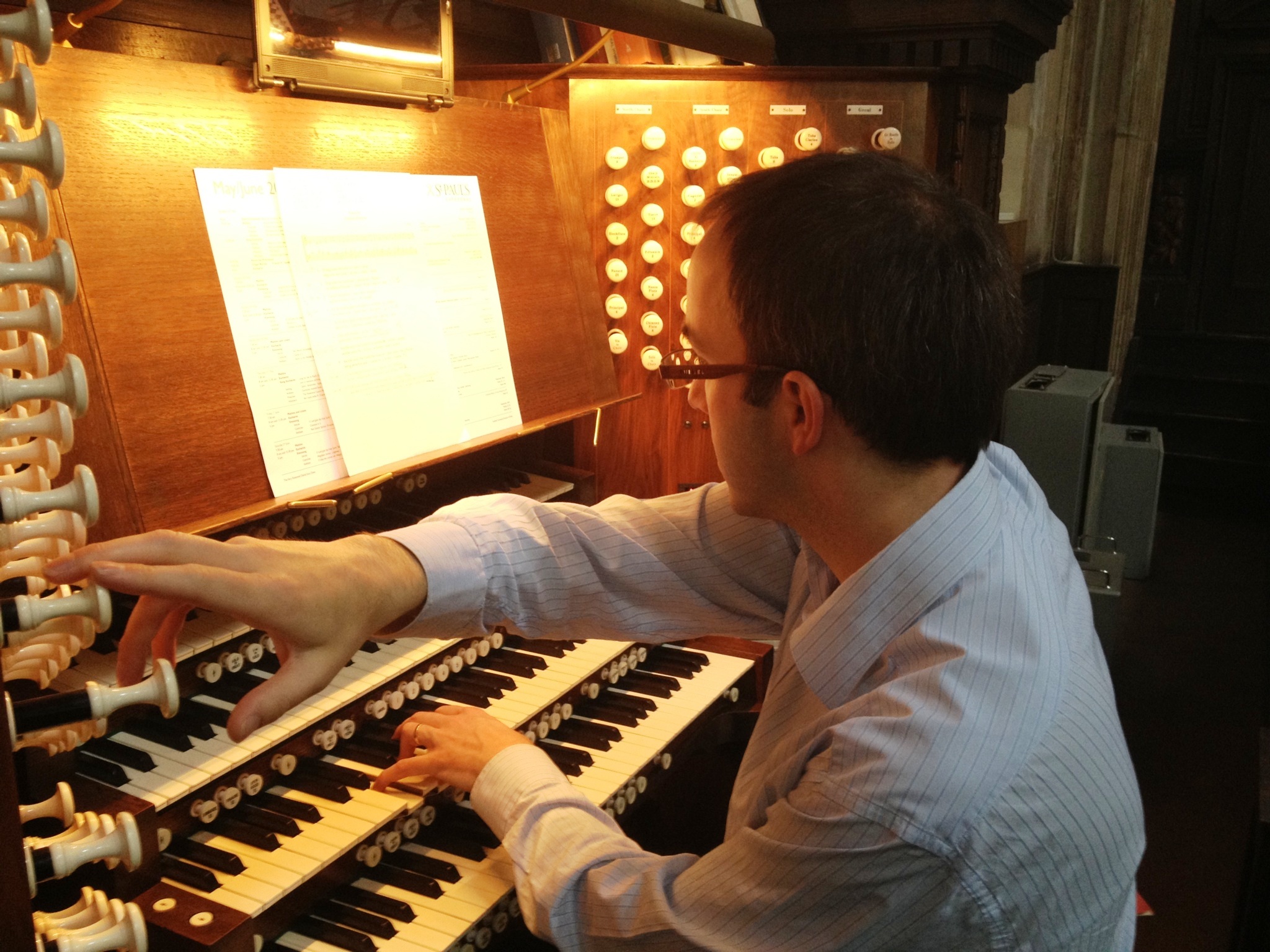 Simon_Johnson_plays_the_Grand_Organ_of_St_Paul's.JPG