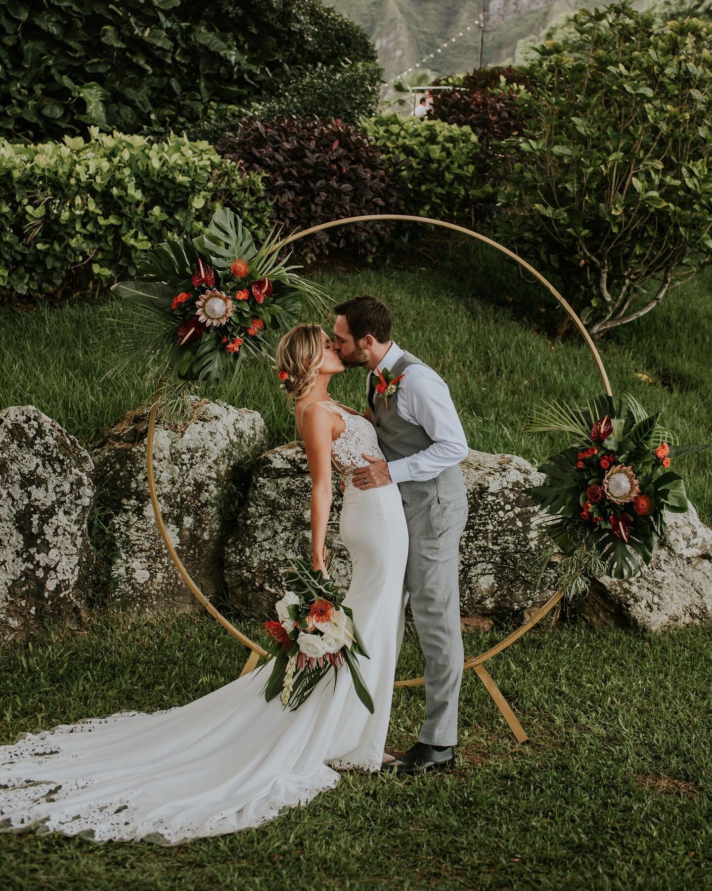 Effortlessly sophisticated, lush, and modern, L+M's wedding took inspiration from the deep red tones of the islands, resulting in an air of tropical opulence that had us swooning from the first look to the last dance.💕

The Moliʻi Gardens at @kualoa