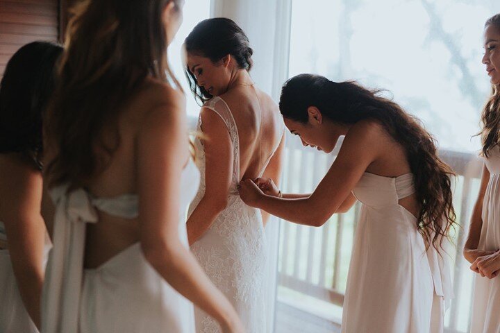 GETTING READY 101 💕 We know that the morning of your wedding can be so so exciting, and maybe a little chaotic. If we&rsquo;ve learned anything after years of wedding planning, is that there are a few crucial things to remember to ensure you&rsquo;r