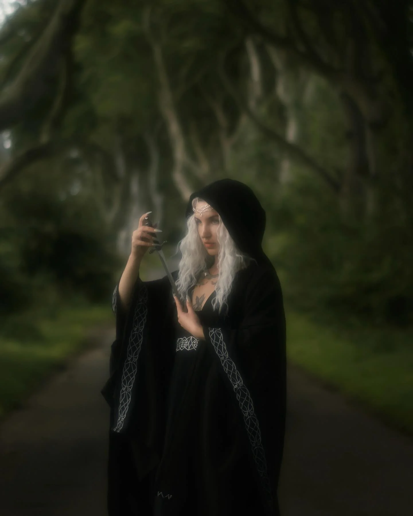 The Sorceress ✨
a weaver of threads and fates.
In symbols of knotwork and shadowed cloth, she wears the power of the unseen.
@photosbyxanthe wears the Black Druid Cape and Meave Dress.
Photography and model @photosbyxanthe 📸
#CelticFusionDesign #C