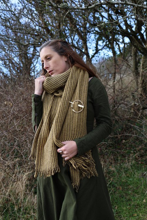 Celtic wool shawl with Viking pin – Elegant handwoven shawl in earthy tones, secured with a twisted brass and copper Viking-style pin featuring wolf-head terminals