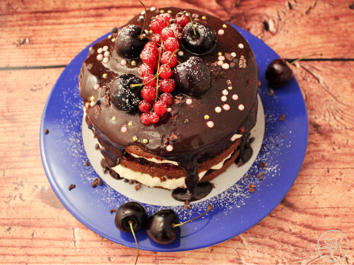 Fertig ist das Törtchen: Naked Cake mit fruchtiger Beerenmarmelade, Sahne und saftigen Schokoladenbiskuit-Böden