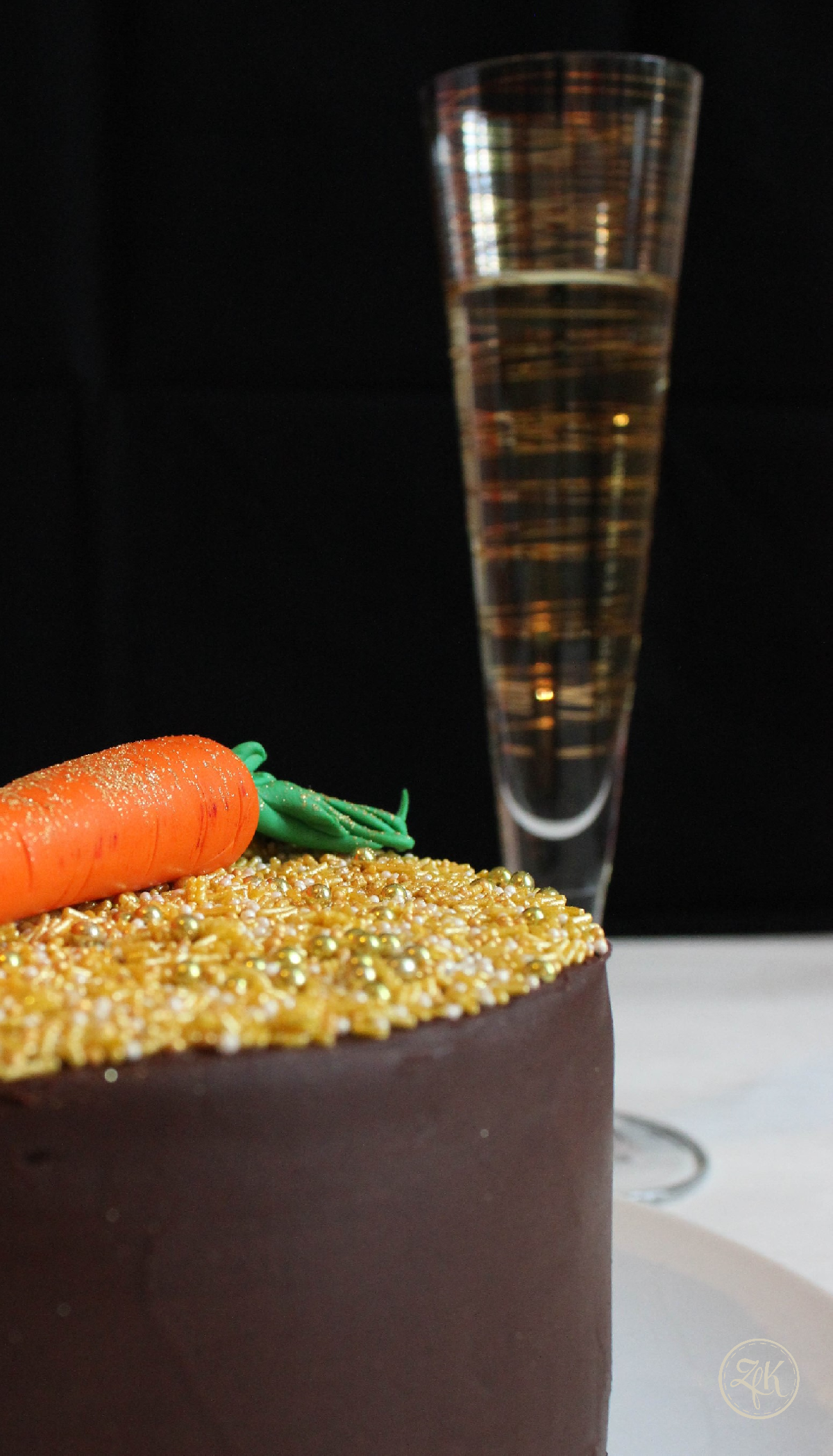 Schokoladenganache umhüllt Guinness-Böden und Preiselbeermarmelade