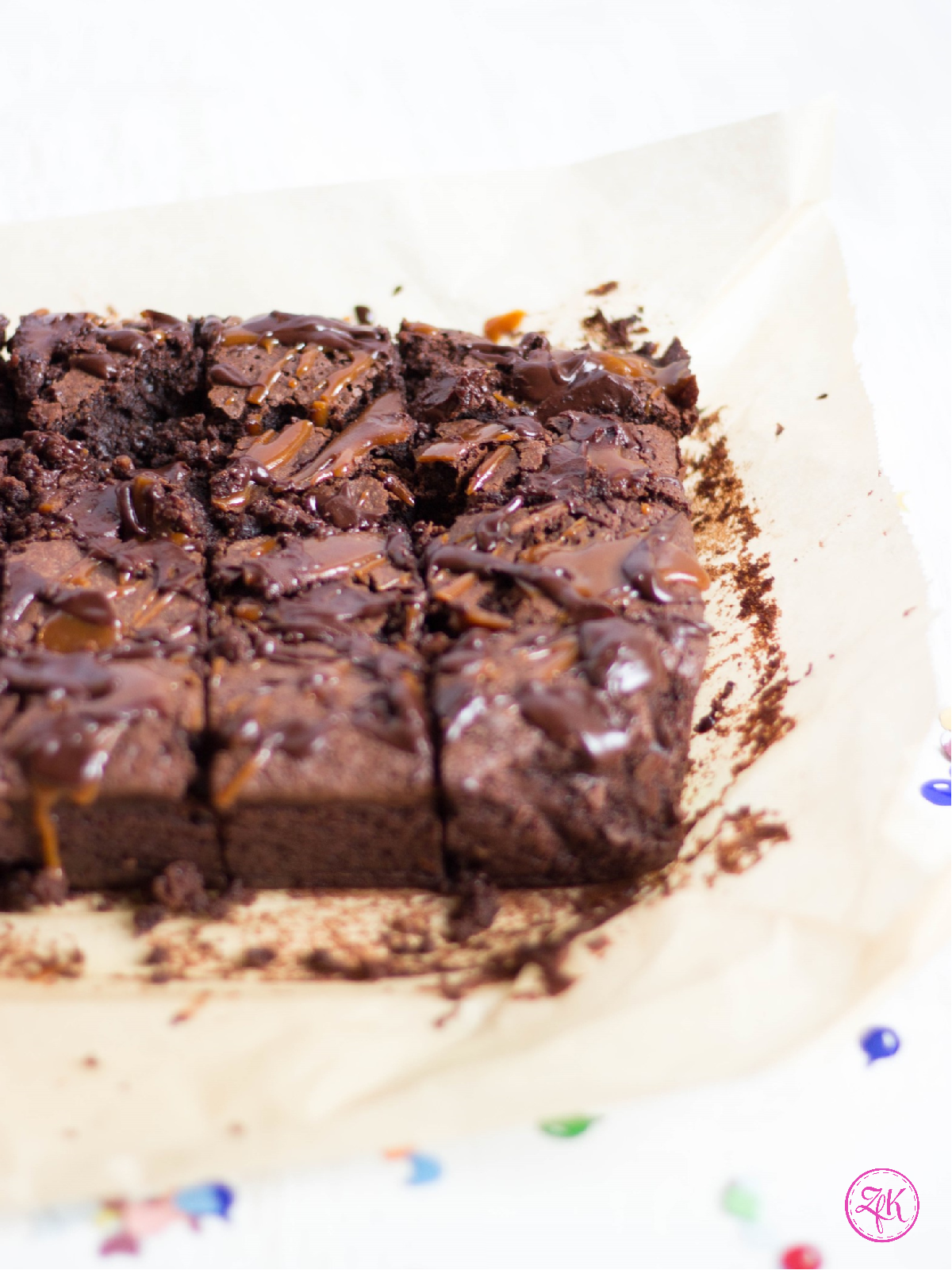Brownie mit Schokolade, Karamell & Nüssen