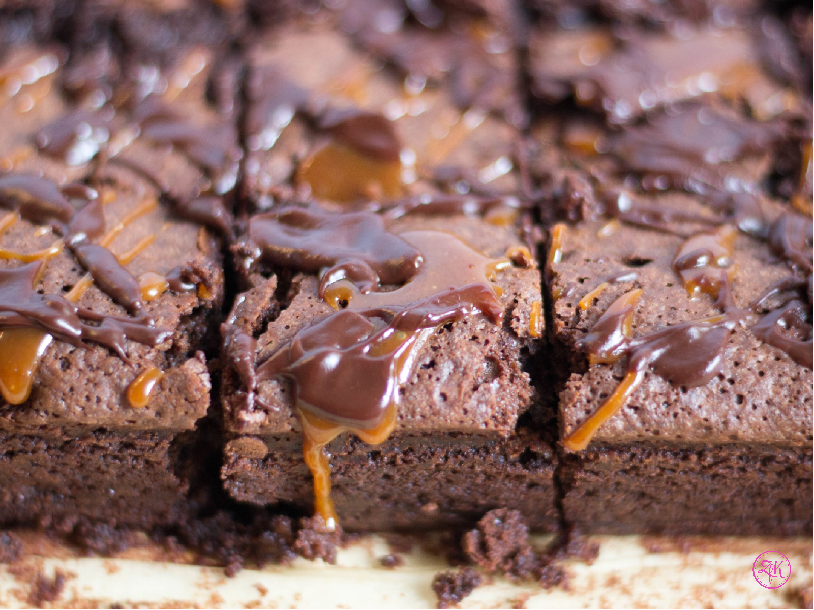 Karamell & Schokolade krönen den Brownie