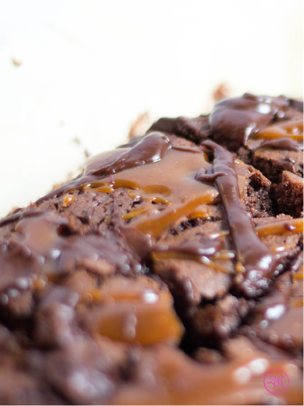 Alles was ein guter Brownie braucht, viel Schokolade, saftiger Teig und ein köstliches Topping