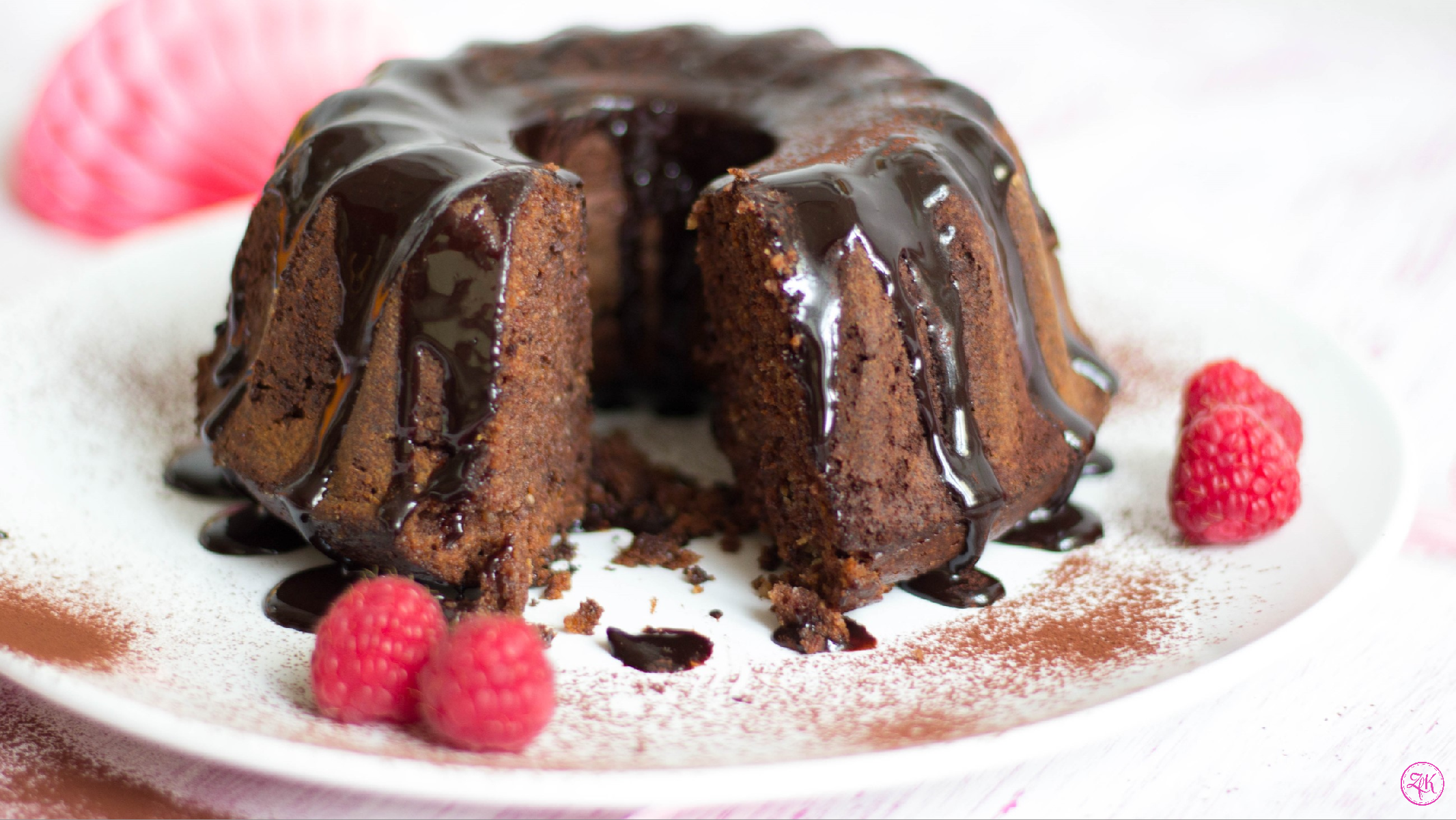 Endlich ist es so weit, der Kuchen kann angeschnitten werden