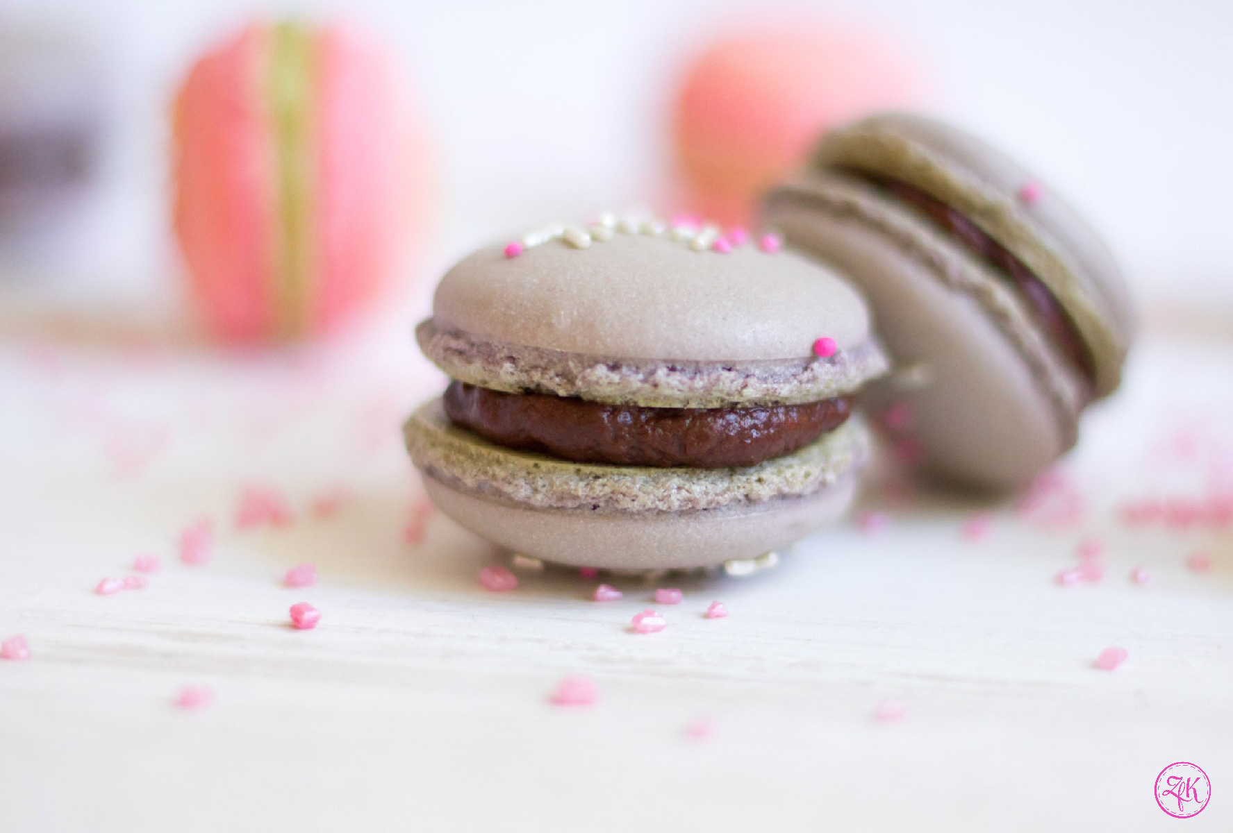 Fertige Macaron-Schalen mit zartbitterer Schokoladen-Ganache