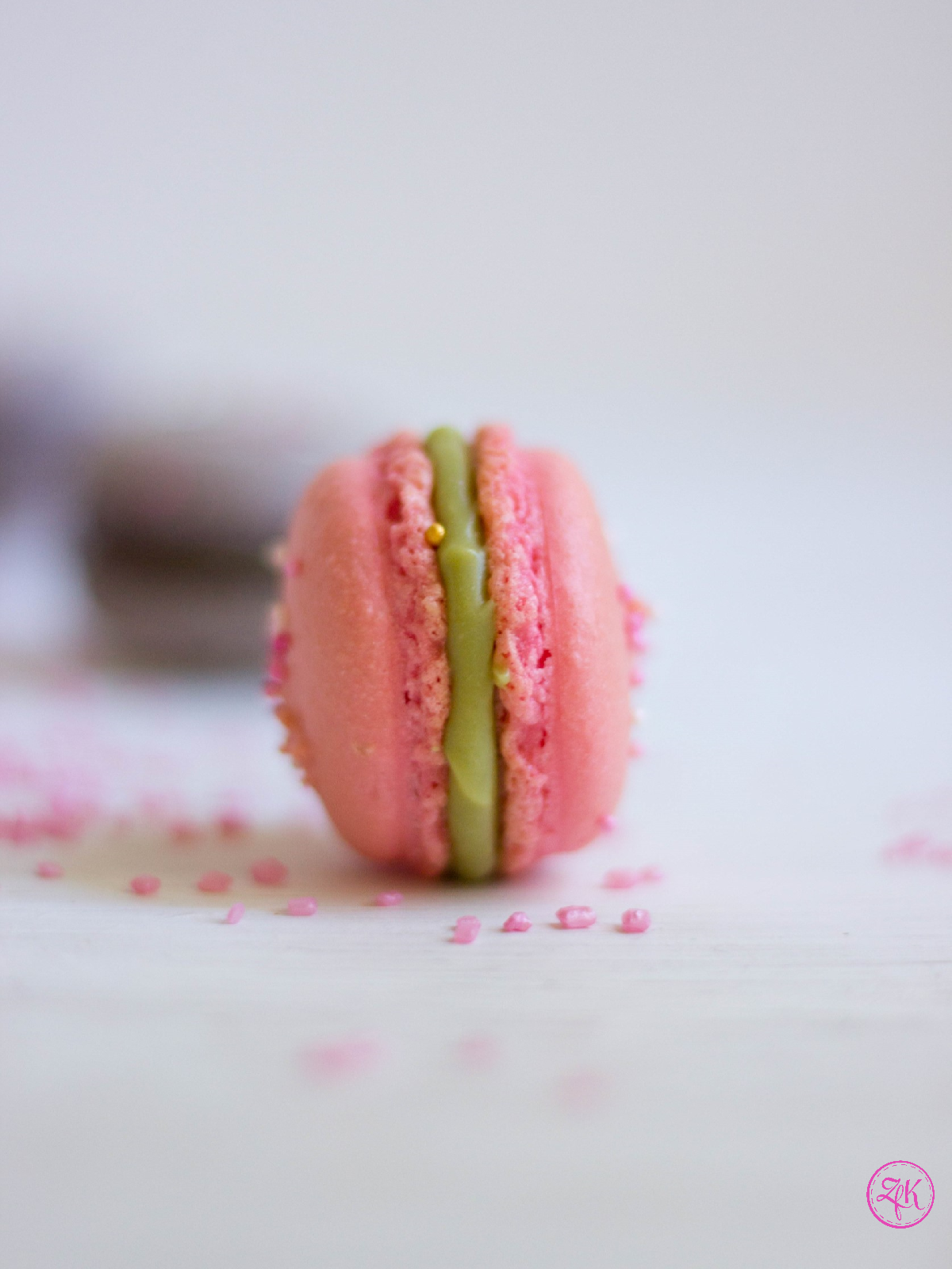 Weiße Schokolade und eine Matacha-Sahne bilden die wunderschön grüne Ganache, die diesen Macaron vollendet